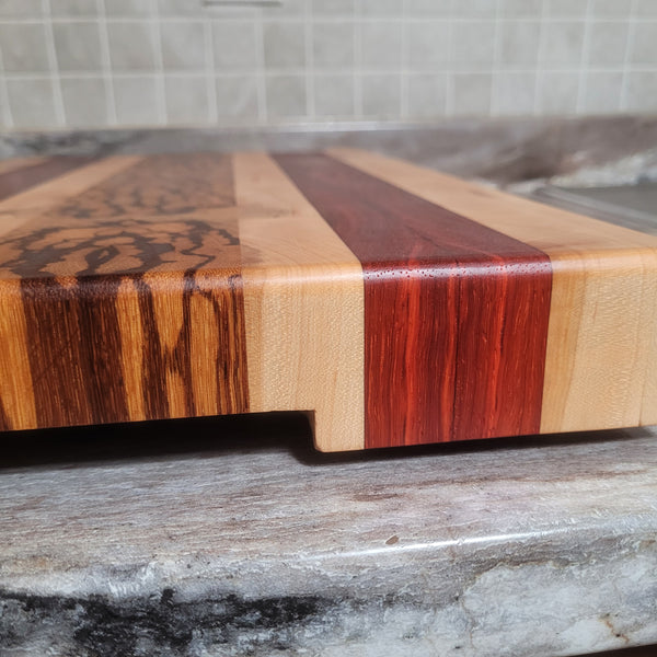 North American Maple Edge Grain Cutting Board with Rubber Feet